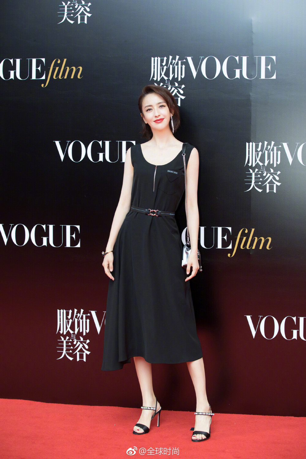 佟丽娅今日受邀出席voguefilm周年酒会，短发搭配精致妆容散发灵动性感，黑色连衣裙展现淑女格调，新锐设计首饰成为点睛之笔，成为彰显丫丫时尚感的俏皮元素。 ​