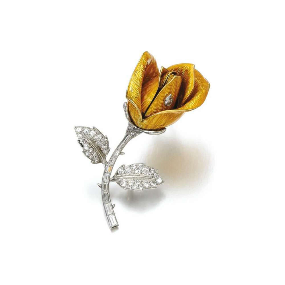 Boucheron（宝诗龙)阳光玫瑰，搪瓷和钻石胸针，1960年代。用黄色装饰的玫瑰 镶有宝石的珐琅，梨形和成长方形的钻石制作而成