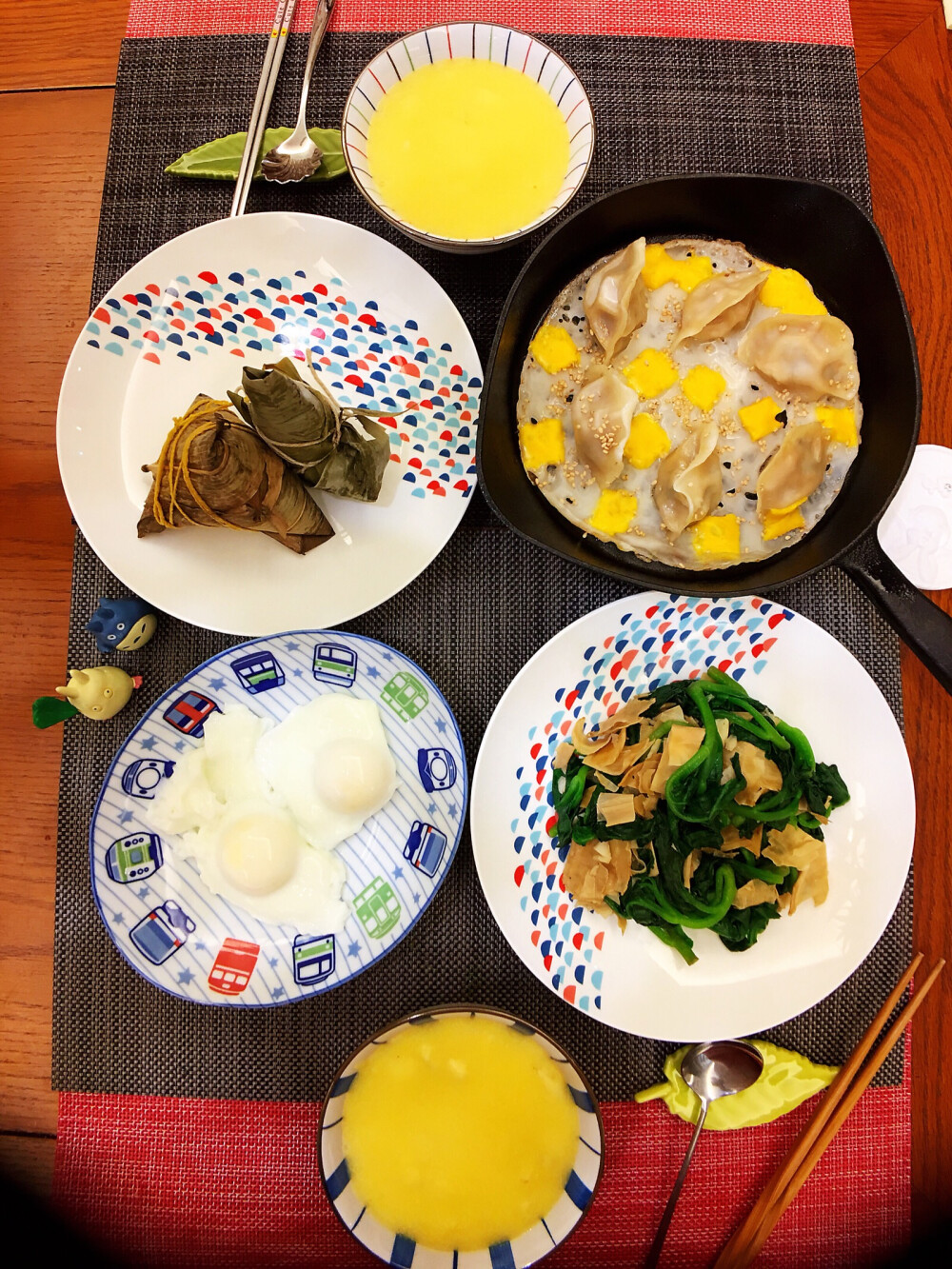 #姜姜的美食每刻#周六，早上好！今日早餐：煎饺，温泉蛋，木耳菜炒笋皮，粽子，玉米糊
#世间最可恶的事莫如一张生气的脸；
世间最下流的事莫如把生气的脸摆给旁人看。# ​​​