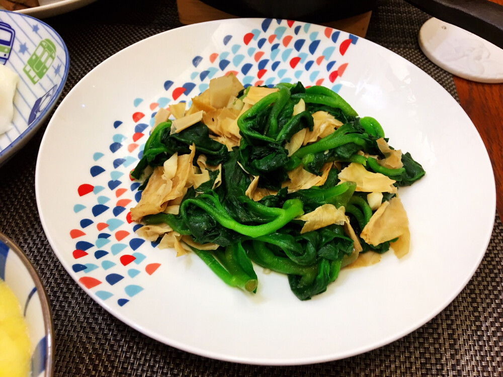 #姜姜的美食每刻#周六，早上好！今日早餐：煎饺，温泉蛋，木耳菜炒笋皮，粽子，玉米糊
#世间最可恶的事莫如一张生气的脸；
世间最下流的事莫如把生气的脸摆给旁人看。# ​​​