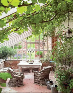 庭院与庭院的区别…… 假山鱼池，侍花弄草，一方小院，一本书，一杯茶或者咖啡，静待时光