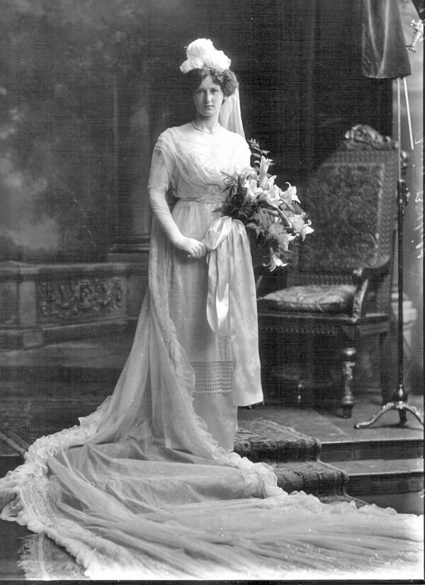 20世纪初期准备参加宫廷觐见的淑女们。上流社会的年轻淑女们要觐见以后才能谈婚论嫁，所以这也是她们的成人礼。这一天，淑女们身着素白长裙，头戴及地头纱，发间佩戴羽毛，由监护人陪同觐见国王和王后，参加宫廷舞会，从此正式步入社交圈寻觅良人。 ​​​