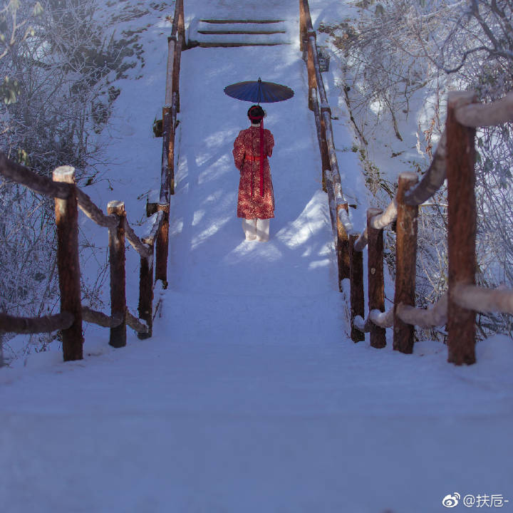 #生而如诗# 旅拍|| 【峨眉·无月】
“世上的雪/金顶的弯月
霜回雾尽时的风/晨起掠光拾得的云
都似我心里冰川
十年难融/百年寂寂 ”
摄影造型后期文案/@扶卮-
出镜@小温暖想要个大太阳
服装感谢@司南阁汉服 @司南是南叔
化妆@溪木若颖 ​​​
#汉服##汉服摄影##旅拍##摄影##365天审美积累##苏州约拍#