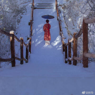 #生而如诗# 旅拍|| 【峨眉·无月】
“世上的雪/金顶的弯月
霜回雾尽时的风/晨起掠光拾得的云
都似我心里冰川
十年难融/百年寂寂 ”
摄影造型后期文案/@扶卮-
出镜@小温暖想要个大太阳
服装感谢@司南阁汉服 @司南…