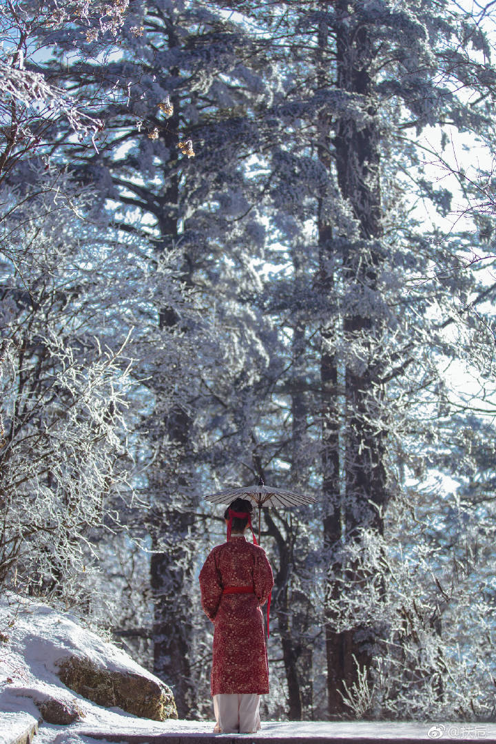 #生而如诗# 旅拍|| 【峨眉·无月】
“世上的雪/金顶的弯月
霜回雾尽时的风/晨起掠光拾得的云
都似我心里冰川
十年难融/百年寂寂 ”
摄影造型后期文案/@扶卮-
出镜@小温暖想要个大太阳
服装感谢@司南阁汉服 @司南是南叔
化妆@溪木若颖 ​​​
#汉服##汉服摄影##旅拍##摄影##365天审美积累##苏州约拍#