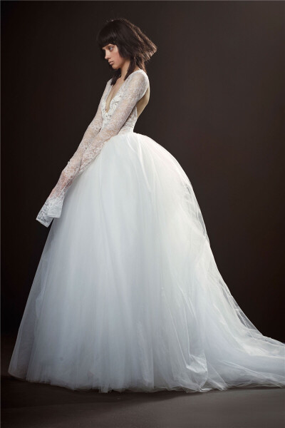 Vera Wang2018春夏婚纱系列继续采用该品牌之前推出的长袖设计风格，并给洁白婚纱加入黑色元素，还有蕾丝薄纱等多种面料选择，不一样的美！