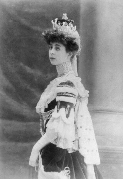 唐顿庄园 Cora Crawley的原型——马尔伯勒公爵夫人（原名Consuelo Vanderbilt）。她是美国铁路大亨威廉·范德比尔特的女儿。而她传奇的一生不止于公爵夫人头衔的荣耀，她与强势母亲的世纪和解，共同致力于慈善事业的…