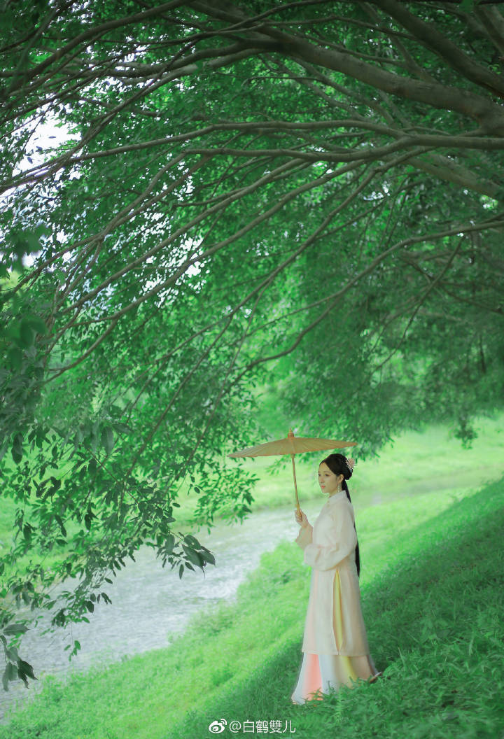 -天青色／等烟雨
－公子呀
花已开／唯独不见你身影
妆造／摄影：@白鹤雙儿
出镜： 郭雯娟
服装：立领@都城南庄传统服饰 裙子@兰若庭汉服
#深圳约拍##广州约拍##杭州约拍##上海约拍##汉服约拍##武汉约拍##北京约拍##摄影#