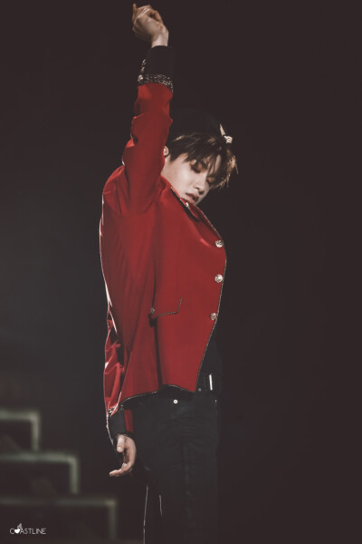 ninepercent黄明昊Justin
小朋友的枪技很棒哎，cool~