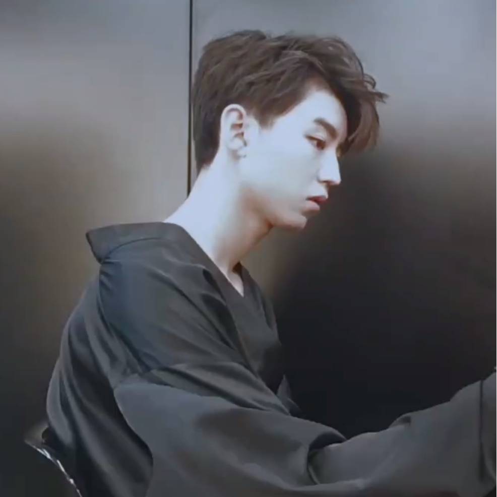 肤若凝脂 黑色浴袍