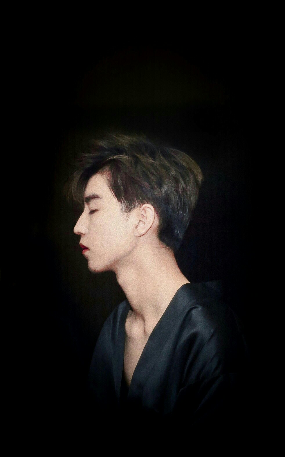 肤若凝脂 黑色浴袍