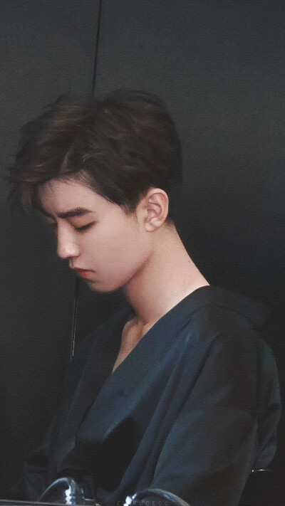 肤若凝脂 黑色浴袍