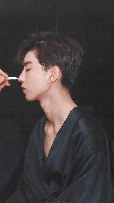 肤若凝脂 黑色浴袍