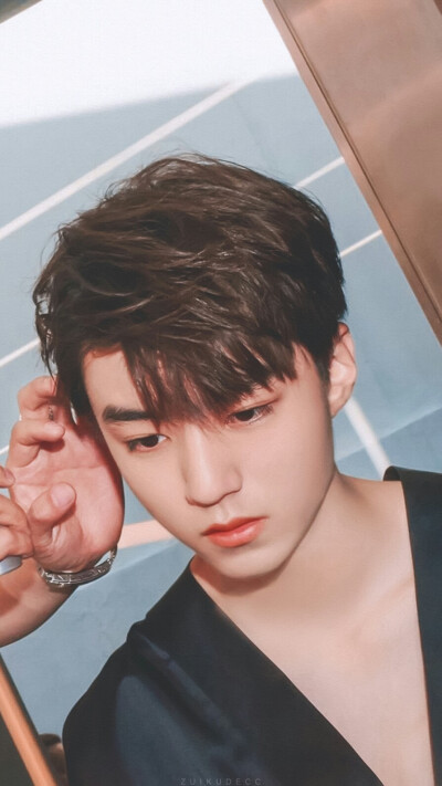 肤若凝脂 黑色浴袍