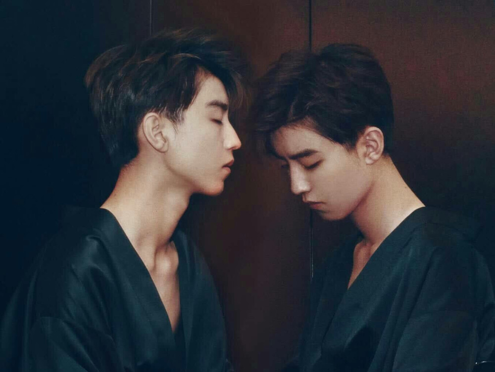 肤若凝脂 黑色浴袍