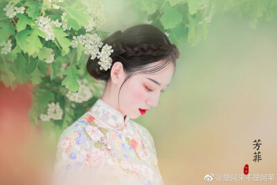 #蝈蝈小姐北京线下课#
芳菲
四月，春草正芳菲
摄影/后期：本人@是阿来不是阿莱
模特@WENX3X盆栽
妆造@makeup-筱琳
旗袍、大帽子@蔓殊菲儿本尊
