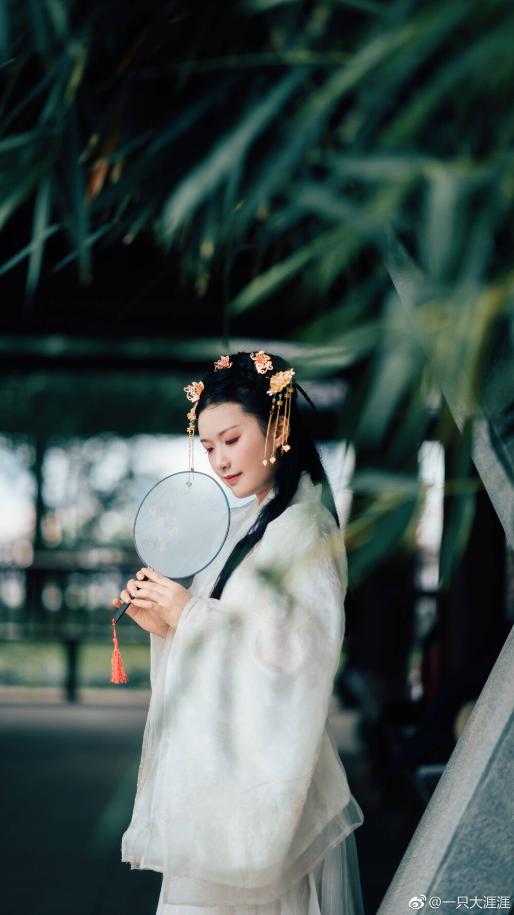 小扇引微凉，悠悠夏日长。
摄影：@一只大涯涯
出境：@柯蒽落落
妆造：@陈漫漫MAN
狮虎：@知竹zZ
服装：@猫家汉服出租日半摄影 @彩云间汉服
#摄影##广西约拍##南宁约拍##周末去哪儿拍# 