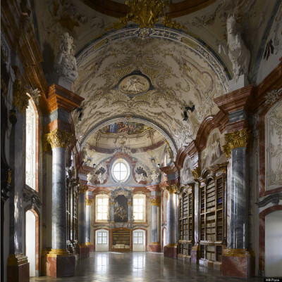 阿尔滕堡修道院（Altenburg Abbey），奥地利 18世纪兴建了一些最奢华的图书馆，建于1742年的阿尔滕堡修道院就是其中之一。修道院宏伟的大厅极度奢华，用来彰显其藏书量。图书馆下面是一个巨大的地下室，是历任修道…