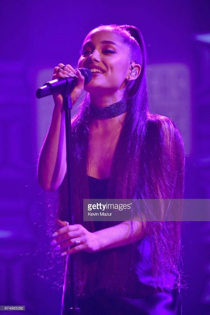 A妹ArianaGrande惊喜亮相Songwriter’s Hall of Fame表演歌曲“Be Alright”图片 ​