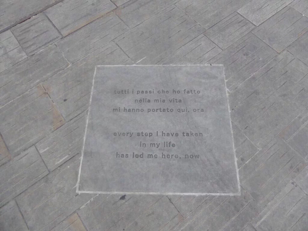 "Tutti I passi che ho fatto nella mia vita mi hanno portato qui, ora"
Every step I have taken in my life, has led me here, now
我生命中走过的每一步带领我来到了这里，现在。
我生命中走过的每一步，每一个正确的、或者错误的选择，带领我来到了这里，现在。
一步步带领我来到了你的面前。为了让我，遇见你。 