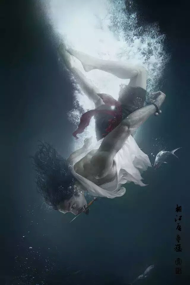 水浒传～～地退星-翻江蜃-童猛
《水浒传》水泊梁山好汉排名第69把交椅。早先与兄童威在浔阳江上贩卖私盐，擅长驾船、游水。江湖人称“翻江蜃”，与李俊等颇有交情。随李俊等人归顺梁山后，成为水军头领。同阮小七一同驻守梁山西北水寨。后来跟随梁山大军四处征讨，征讨方腊取胜返回时，因不愿做官，在苏州同李俊及哥哥童威一起，从太仓港驾船远渡到暹罗国。