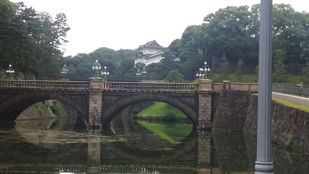 6.18我们来到了天皇的居住所皇居 风景秀丽 一片绿色 雕像是楠木正成将军