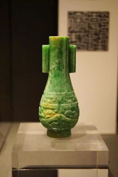 翡翠箭瓶，伍尔夫家族借展 古代投壶游戏，即用箭投酒壶。该翡翠瓶就是投壶游戏中壶的缩小版。收藏于大英博物馆