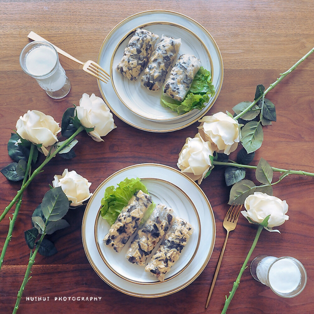 早安，今日早餐：虾米豆腐春卷+豆浆。
今儿看似吃的简单，但是真的超级好吃，做法我写出来了，很简单，有兴趣的宝宝都动手做起来~！！