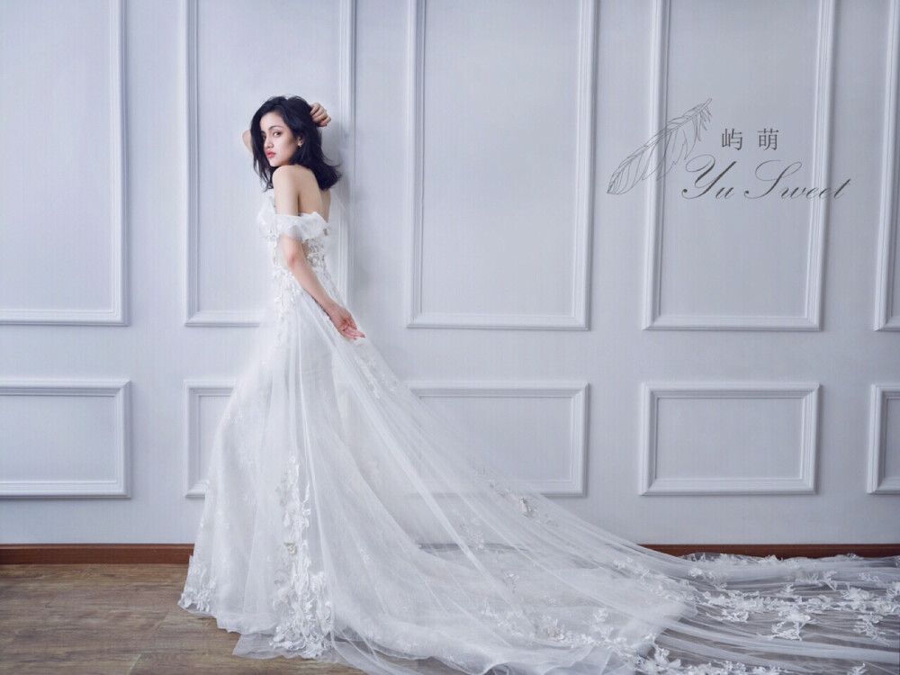 YU SWEET屿萌.
WEDDING DRESS
纤腰微步，皓腕轻纱
铅华散尽，天真无华 ​​​​
给独一无二的你.