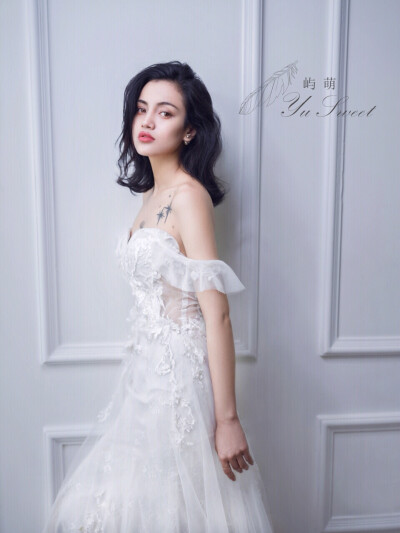 YU SWEET屿萌.
WEDDING DRESS
纤腰微步，皓腕轻纱
铅华散尽，天真无华 ​​​​
给独一无二的你.