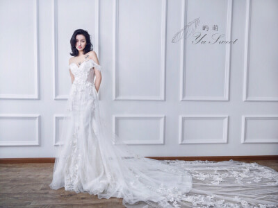 YU SWEET屿萌.
WEDDING DRESS
纤腰微步，皓腕轻纱
铅华散尽，天真无华 ​​​​
给独一无二的你.