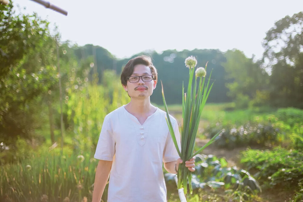 带新女婿端午节回趟家
摄影：洪小漩
出镜：家人
端午节，带新女婿回家。
新女婿给老丈人提了烟酒，丈母娘说，花这些钱做什么，还不如留着买房子。
因为未曾办酒席，照理说还未到改口的时候。到家的第一天，新女婿将爸爸妈妈叔叔阿姨的称呼切换着叫，看长辈似乎默认，紧接着几天，脱口而出爸妈两字便显得自然了许多。
晚饭之前，老丈人带着新女婿去田野里走了走，骄傲地说，今年苹果长了一树，下次你们回来吃。
端午当天，新女婿和小舅子一起去菜市场，蹲在摊位前，煞有介事的模样，品评着哪拨龙虾看着最新鲜。
假期结束，走之前，新女婿给丈母娘买了最喜欢的榴莲，很大一颗，味道弥漫了整个屋子。
丈母娘告诉新女婿，炖了燕窝和西洋参，喝完了再走。
不过，最后这些都落在了闺女的肚子里。