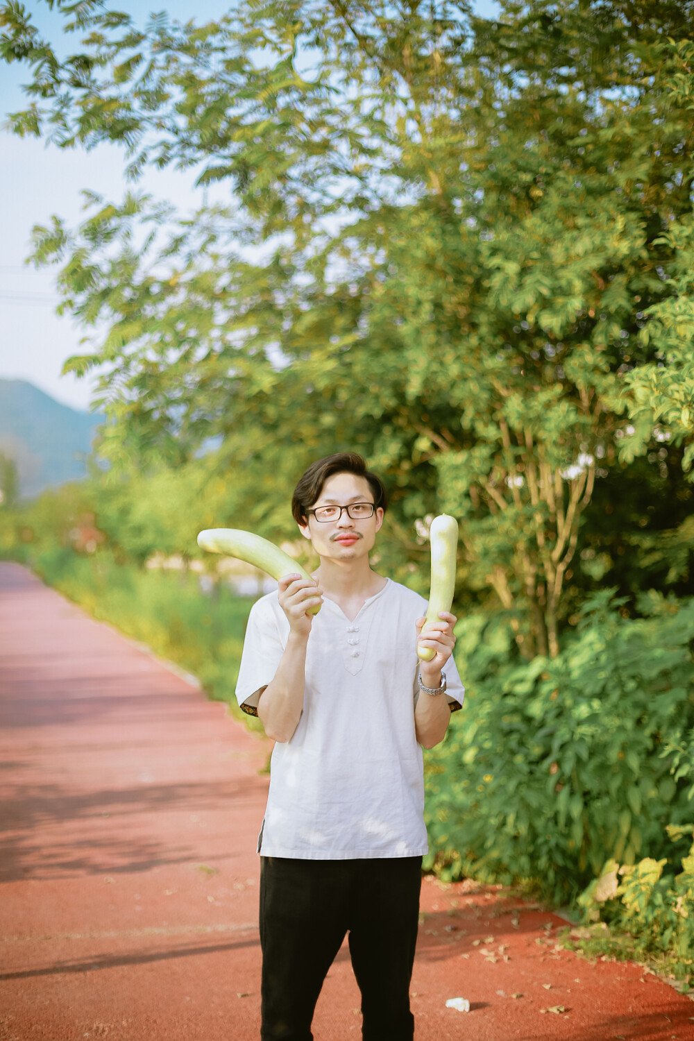 带新女婿端午节回趟家
摄影：洪小漩
出镜：家人
端午节，带新女婿回家。
新女婿给老丈人提了烟酒，丈母娘说，花这些钱做什么，还不如留着买房子。
因为未曾办酒席，照理说还未到改口的时候。到家的第一天，新女婿将爸爸妈妈叔叔阿姨的称呼切换着叫，看长辈似乎默认，紧接着几天，脱口而出爸妈两字便显得自然了许多。
晚饭之前，老丈人带着新女婿去田野里走了走，骄傲地说，今年苹果长了一树，下次你们回来吃。
端午当天，新女婿和小舅子一起去菜市场，蹲在摊位前，煞有介事的模样，品评着哪拨龙虾看着最新鲜。
假期结束，走之前，新女婿给丈母娘买了最喜欢的榴莲，很大一颗，味道弥漫了整个屋子。
丈母娘告诉新女婿，炖了燕窝和西洋参，喝完了再走。
不过，最后这些都落在了闺女的肚子里。