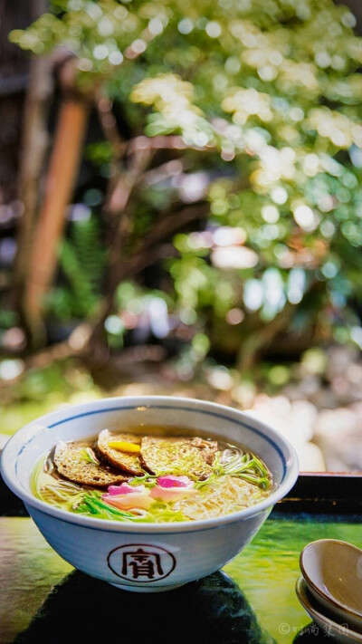 京都荞麦面老字号“本家尾张屋”的荞麦面汤汁十分特别，本家尾张屋坚持使用地下五十米处、硬度五十的地下水加上北海道的利尻昆布，以及目近、润目、鱼青鲭鱼3种木鱼花熬煮。