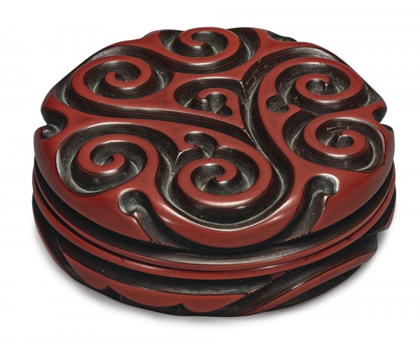 明永乐 剔犀卷草纹盖盒 《杨茂造》款,直径10.4 cm.