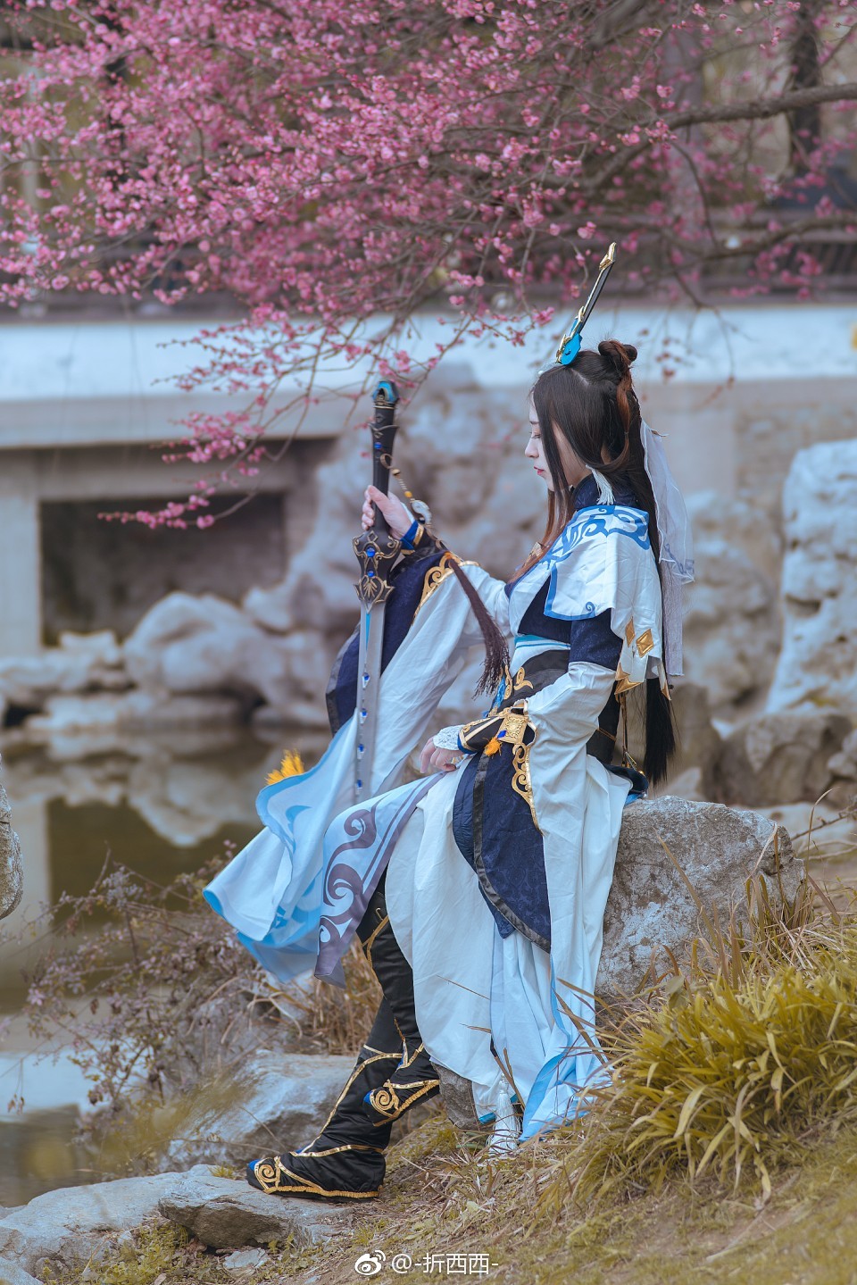 剑网3COS#春分#
「不负春光，不负卿。」
#朔雪道姑丨@-折西西-
摄 影丨@门内先生
后 期丨@-辜旭东-
————————————————————
听说这个春分，下雪了呢。
