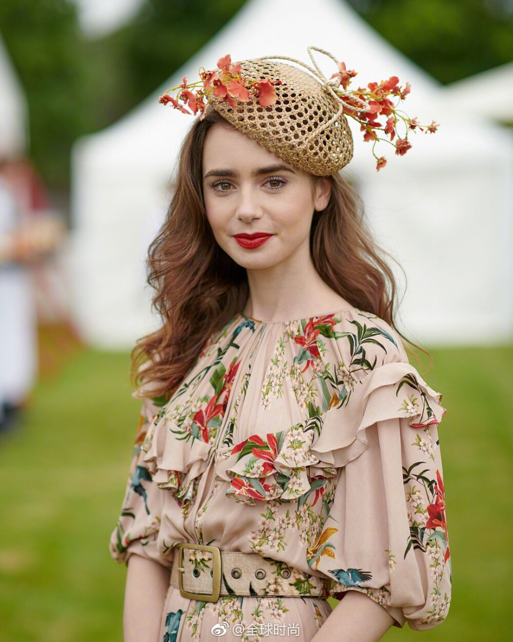 #LilyCollins# 近日出席Cartier Polo-the Queens Cup 活动，碎花裙，编制礼帽，是绝顶美丽的仙女了！ ​