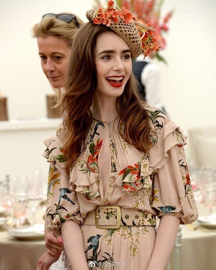 #LilyCollins# 近日出席Cartier Polo-the Queens Cup 活动，碎花裙，编制礼帽，是绝顶美丽的仙女了！ ​