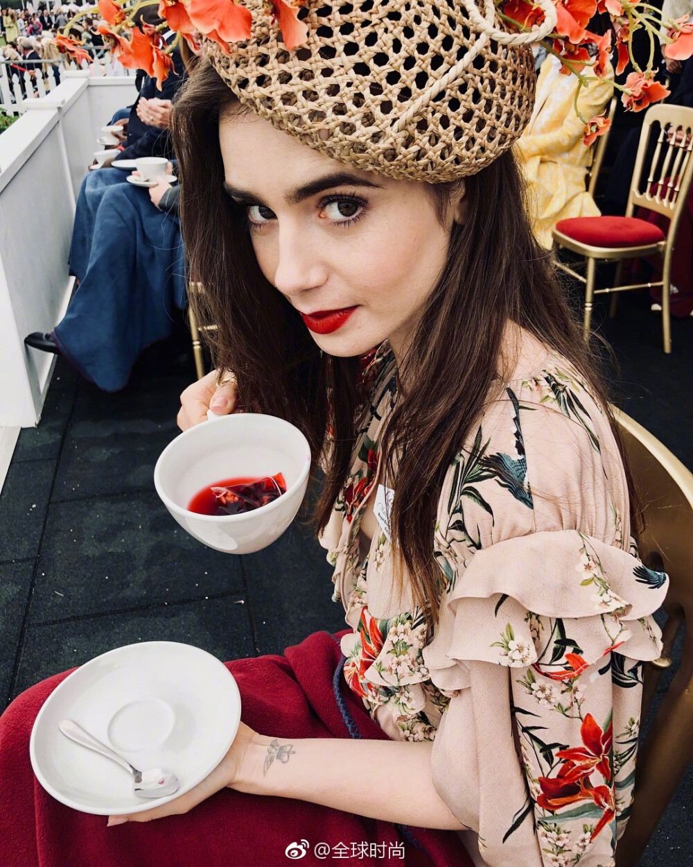 #LilyCollins# 近日出席Cartier Polo-the Queens Cup 活动，碎花裙，编制礼帽，是绝顶美丽的仙女了！ ​