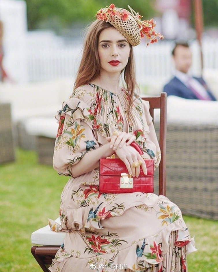 #LilyCollins# 近日出席Cartier Polo-the Queens Cup 活动，碎花裙，编制礼帽，是绝顶美丽的仙女了！ ​