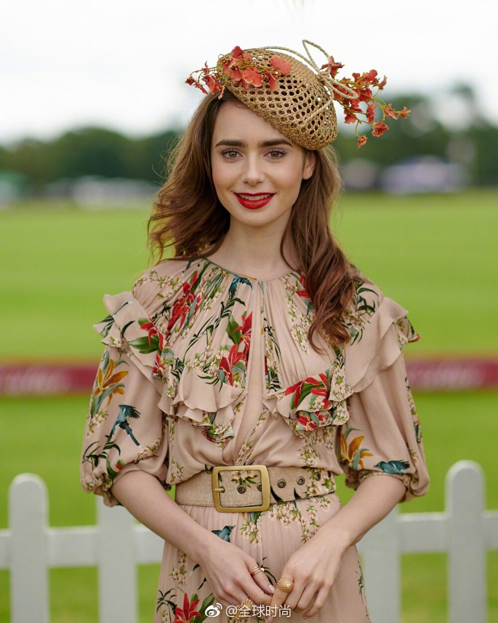 #LilyCollins# 近日出席Cartier Polo-the Queens Cup 活动，碎花裙，编制礼帽，是绝顶美丽的仙女了！ ​