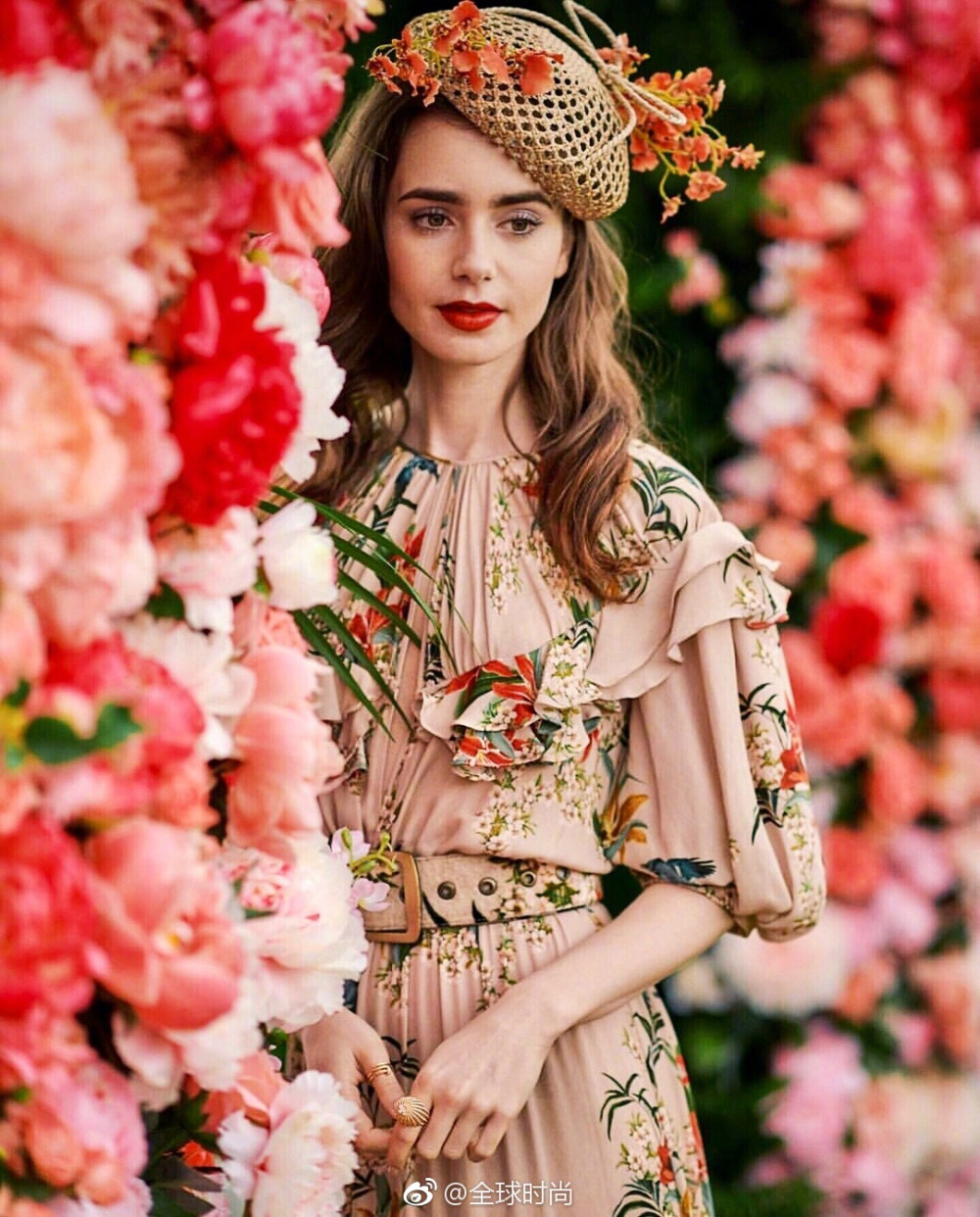 #LilyCollins# 近日出席Cartier Polo-the Queens Cup 活动，碎花裙，编制礼帽，是绝顶美丽的仙女了！ ​