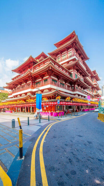 新加坡佛牙寺龙华院展现了新加坡文化的方方面面，是一座仍然焕发着生机的文物古迹。