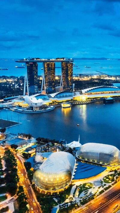 新加坡滨海湾，是新加坡政府斥重金打造的旅游度假胜地，已成为当地最新的城市象征。