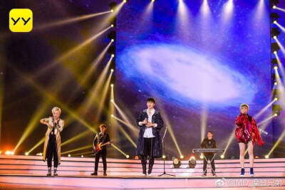 扛过了一切，却扛不住对你的喜欢