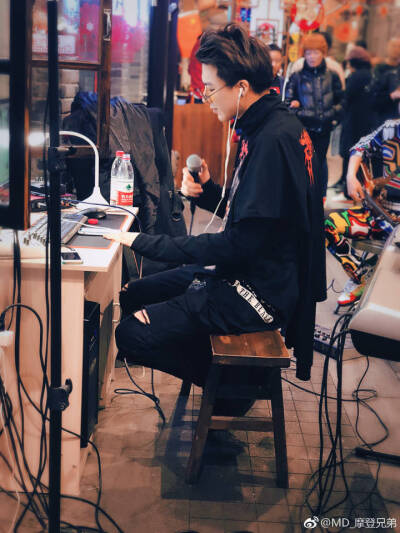 扛过了一切，却扛不住对你的喜欢