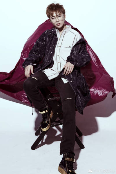 扛过了一切，却扛不住对你的喜欢