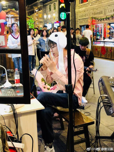 扛过了一切，却扛不住对你的喜欢