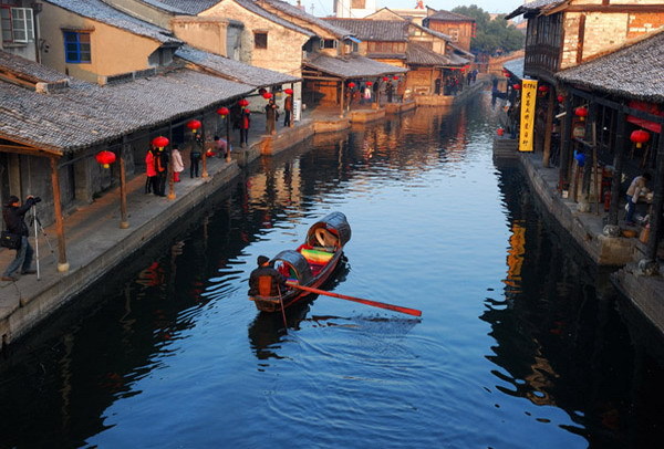 【江南十大水乡】1、安昌（浙江绍兴）；2、周庄（江苏苏州）；3、朱家角（上海）；4、木渎（江苏苏州）；5、南浔（浙江湖州）；6、甪直（江苏苏州）；7、乌镇（浙江嘉兴）；8、同里（江苏苏州）；9、西塘（浙江嘉善）；10、光福（江苏苏州）。 你去过那个？ ​