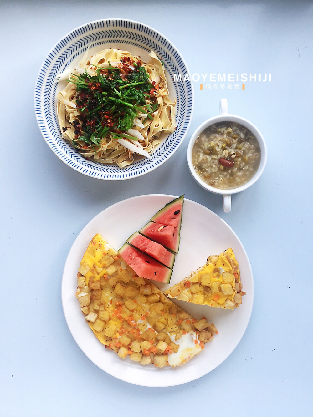 补发：
今日早餐｜网红馒头丁煎蛋、绿豆大米稀饭、炝豆腐皮、西瓜。
猫言喵食｜馒头丁煎蛋是火遍抖音的网红早餐，馒头切丁，撒上五香粉、黑胡椒粉、孜然粉、盐干拌，平锅热油，翻炒馒头丁变色，铺平，将打好的蛋液通过漏勺均匀洒到馒头丁上，盖盖，关火焖熟。